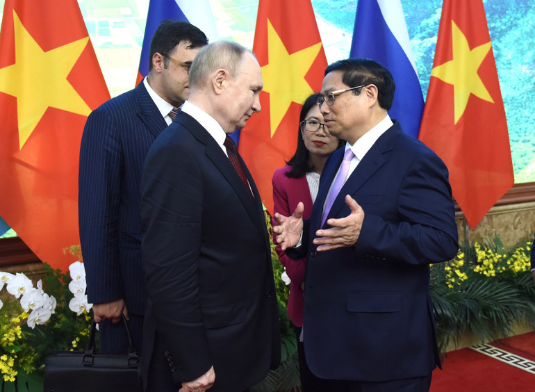 Thủ tướng Phạm Minh Chính trao đổi với Tổng thống Liên bang Nga Vladimir Putin.