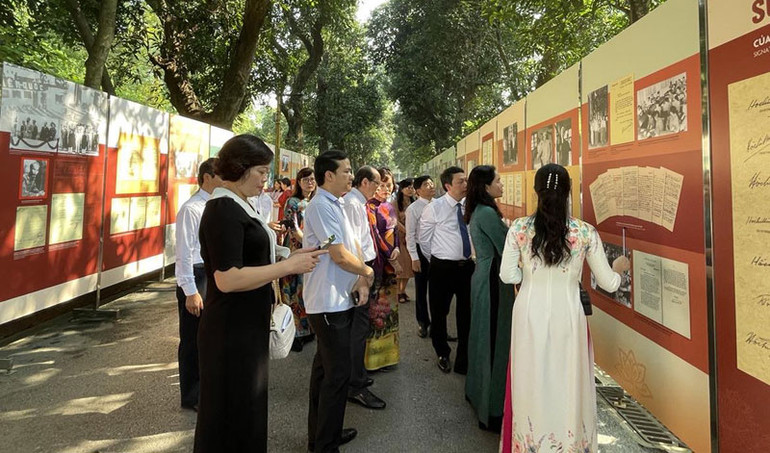 Các đại biểu, khách mời tham quan, tìm hiểu tại khu trưng bày.