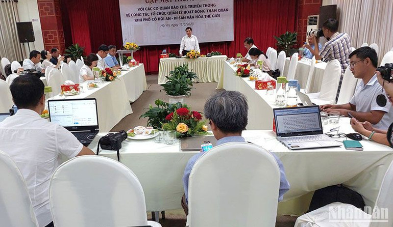 Chủ tịch Ủy ban nhân dân thành phố Hội An Nguyễn Văn Sơn thông tin về công tác quản lý hoạt động tham quan Khu phố cổ Hội An. Chủ tịch Ủy ban nhân dân thành phố Hội An Nguyễn Văn Sơn thông tin về công tác quản lý hoạt động tham quan Khu phố cổ Hội An.