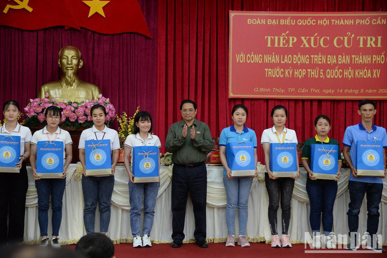 Thủ tướng Phạm Minh Chính trao tặng các suất quà cho công đoàn viên và công nhân lao động có hoàn cảnh khó khăn trên địa bàn thành phố Cần Thơ.