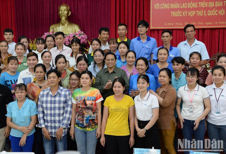 Thủ tướng Phạm Minh Chính chụp ảnh lưu niệm với bà con cử tri, đoàn viên công đoàn, công nhân, người lao động thành phố Cần Thơ.