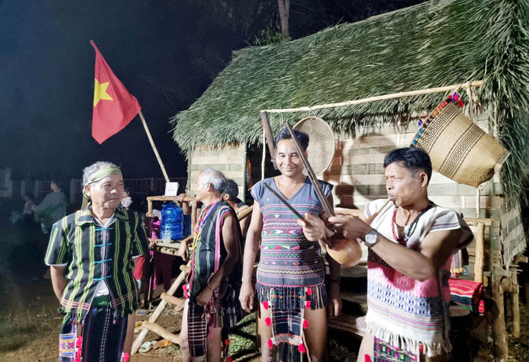 Những già làng người Mạ ở Đồng Nai Thượng trong đêm hội “mừng lúa mới”.