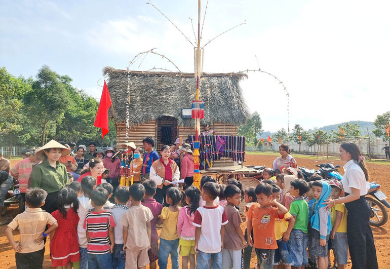 Học sinh mầm non ở Đồng Nai Thượng được các cô giáo giới thiệu trực quan về văn hóa truyền thống người Mạ.