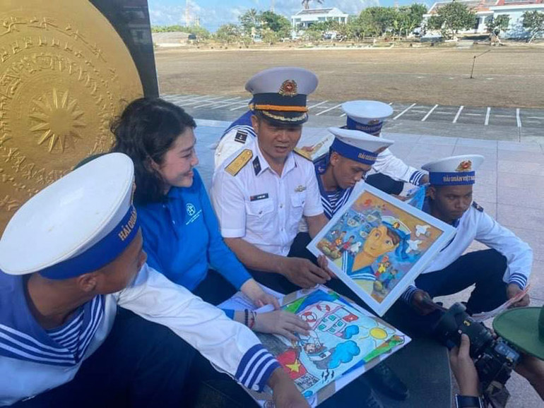 Các chiến sĩ Trường Sa nhận thư, tranh vẽ tuổi trẻ Thủ đô gửi tặng.