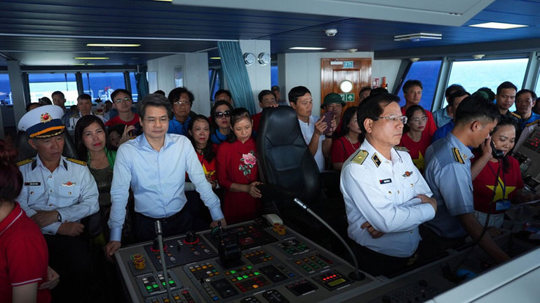 Phút xúc động giao lưu qua bộ đàm với cán bộ chiến sĩ Nhà giàn DK1/8 Quế Đường.