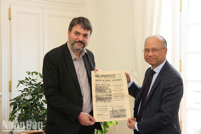 Phó Thị trưởng Aymeric Seassau trao tặng bản gốc hai tờ báo Humanité (báo Nhân đạo) xuất bản tháng 11/1968, đăng bài ủng hộ cuộc kháng chiến giải phóng miền nam, thống nhất đất nước của nhân dân Việt Nam. Ông cho biết, nhiều người Pháp luôn lưu giữ những tình cảm, ấn tượng tốt đẹp và cả sự ngưỡng mộ về đất nước Việt Nam ngày càng đổi mới, tươi đẹp. (Ảnh: KHẢI HOÀN)