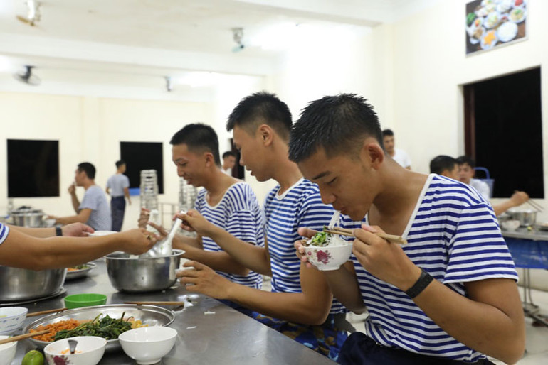 Các chiến sĩ Trường Sa thưởng thức phở Hà Nội.