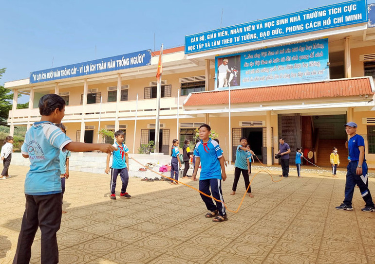 Học sinh Trường tiểu học và THCS Đồng Nai Thượng trong giờ học giáo dục thể chất.