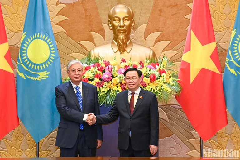Chủ tịch Quốc hội Vương Đình Huệ và Tổng thống Cộng hòa Kazakhstan Kassym-Jomart Tokayev tại buổi hội kiến.