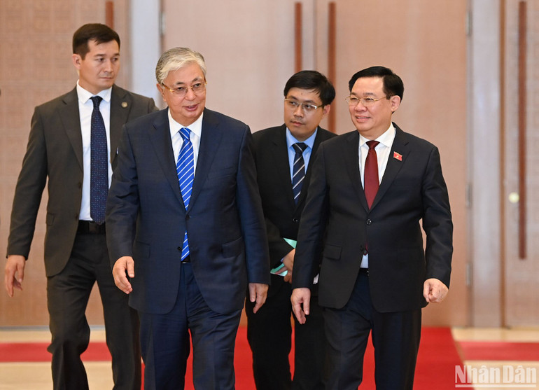 Chủ tịch Quốc hội Vương Đình Huệ và Tổng thống Cộng hòa Kazakhstan trao đổi sau khi kết thúc buổi hội kiến.