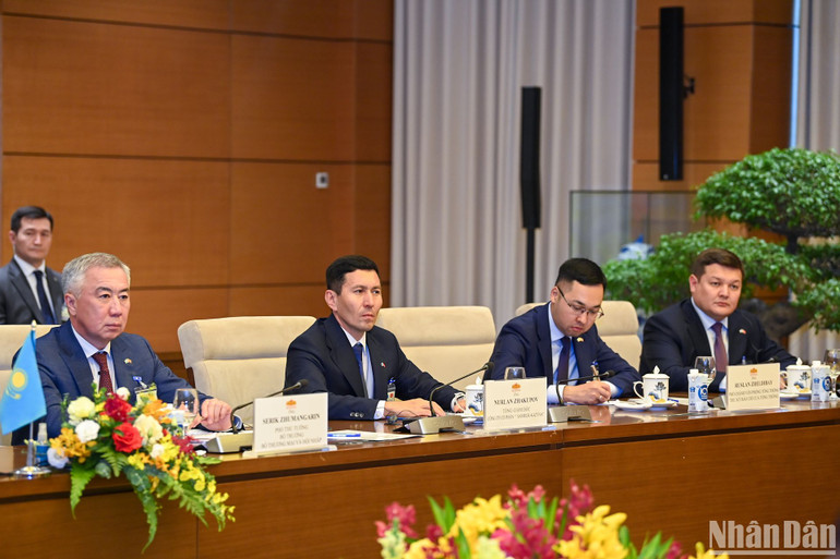 Các thành viên tháp tùng Tổng thống Cộng hòa Kazakhstan dự buổi hội kiến.