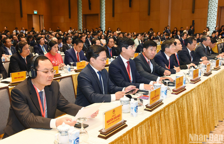 Dự hội nghị có hơn 500 đại biểu là lãnh đạo các bộ, ngành, tỉnh, thành phố và hơn 150 doanh nghiệp hai nước Việt Nam, Singapore.