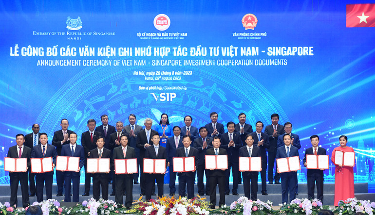 Thủ tướng Phạm Minh Chính và Thủ tướng Singapore Lý Hiển Long chứng kiến trao Quyết định chấp thuận chủ trương đầu tư Khu công nghiệp VSIP tại các địa phương.