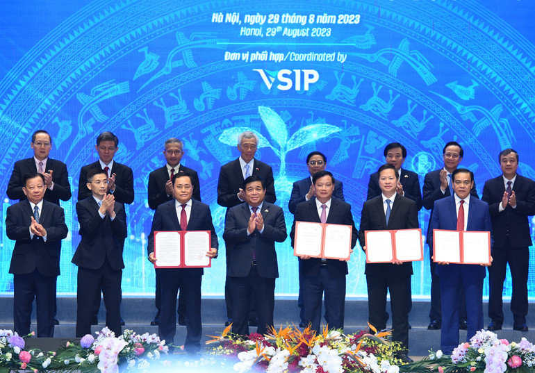 Bộ trưởng Kế hoạch và Đầu tư Nguyễn Chí Dũng đã trao cho đại diện VSIP quyết định chấp thuận chủ trương đầu tư các dự án VSIP mới gồm VSIP Lạng Sơn và Khu công nghiệp Sơn Mỹ 2, tỉnh Bình Thuận.