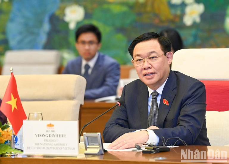 Chủ tịch Quốc hội Vương Đình Huệ phát biểu tại buổi hội đàm. (Ảnh: DUY LINH)