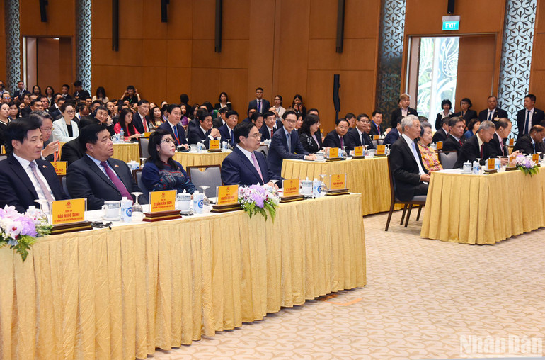 Thủ tướng Phạm Minh Chính, Thủ tướng Singapore Lý Hiển Long và các đại biểu dự Hội nghị thúc đẩy triển khai các dự án hợp tác đầu tư Việt Nam-Singapore.