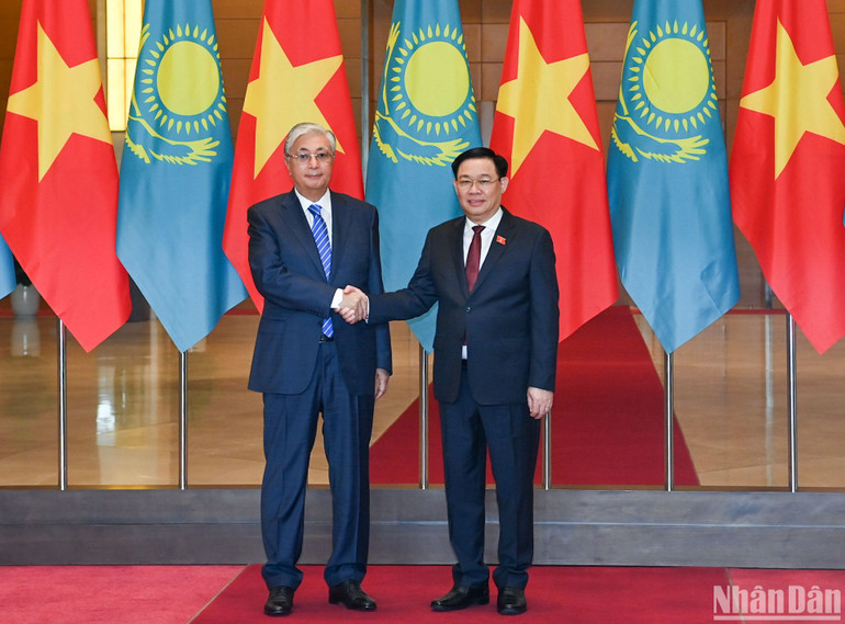 Chủ tịch Quốc hội Vương Đình Huệ và Tổng thống Cộng hòa Kazakhstan Kassym-Jomart Tokayev.