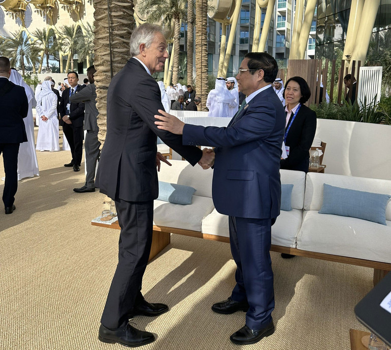 Thủ tướng Phạm Minh Chính gặp cựu Thủ tướng Anh Tony Blair.