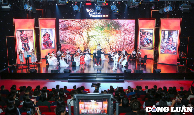 Không gian âm nhạc đặc sắc với chủ đề “Bản giao hưởng từ trái tim”. Chương trình nghệ thuật khéo léo cộng hưởng giữa các ca khúc dân ca, đương đại của Việt Nam cùng các khúc kinh điển thế giới để nói lên thông điệp về một Việt Nam tươi sáng. Không gian âm nhạc đặc sắc với chủ đề “Bản giao hưởng từ trái tim”. Chương trình nghệ thuật khéo léo cộng hưởng giữa các ca khúc dân ca, đương đại của Việt Nam cùng các khúc kinh điển thế giới để nói lên thông điệp về một Việt Nam tươi sáng.