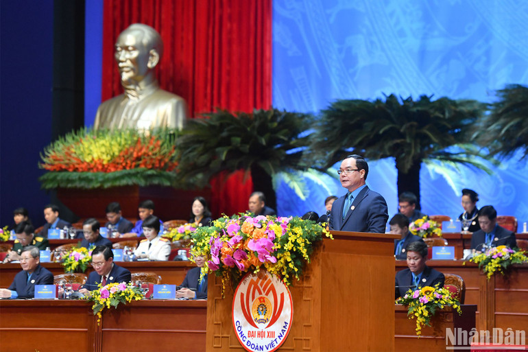 Đồng chí Nguyễn Đình Khang, Chủ tịch Tổng Liên đoàn Lao động Việt Nam trình bày dự thảo báo cáo tóm tắt Báo cáo của Ban Chấp hành Tổng Liên đoàn Lao động Việt Nam (khóa XII) trình Đại hội XIII Công đoàn Việt Nam.