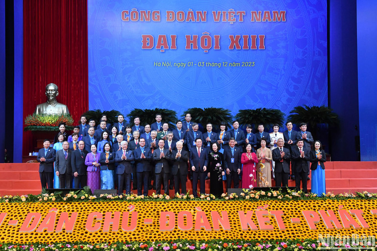 Tổng Bí thư Nguyễn Phú Trọng, Chủ tịch nước Võ Văn Thưởng, Chủ tịch Quốc hội Vương Đình Huệ và các đại biểu dự đại hội.