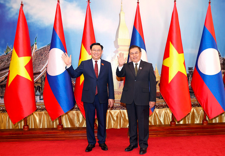Chủ tịch Quốc hội Vương Đình Huệ và Chủ tịch Quốc hội Lào Saysomphone Phomvihane chụp ảnh chung.