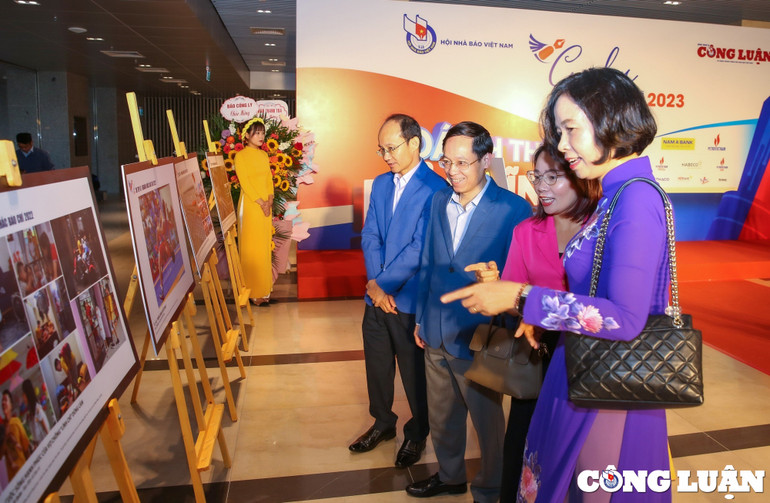 Các đại biểu hào hứng trao đổi, bày tỏ tình cảm với các tác phẩm ảnh. Các đại biểu hào hứng trao đổi, bày tỏ tình cảm với các tác phẩm ảnh.