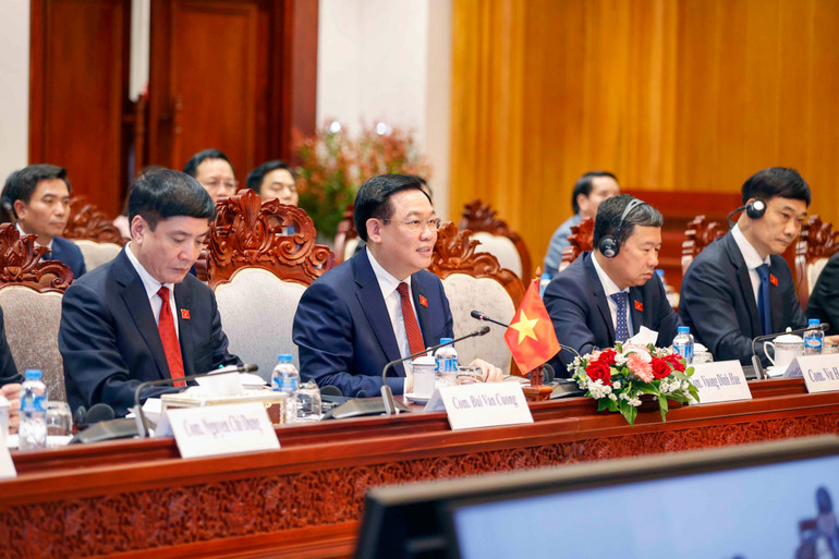 Chủ tịch Quốc hội Vương Đình Huệ phát biểu tại buổi hội đàm.