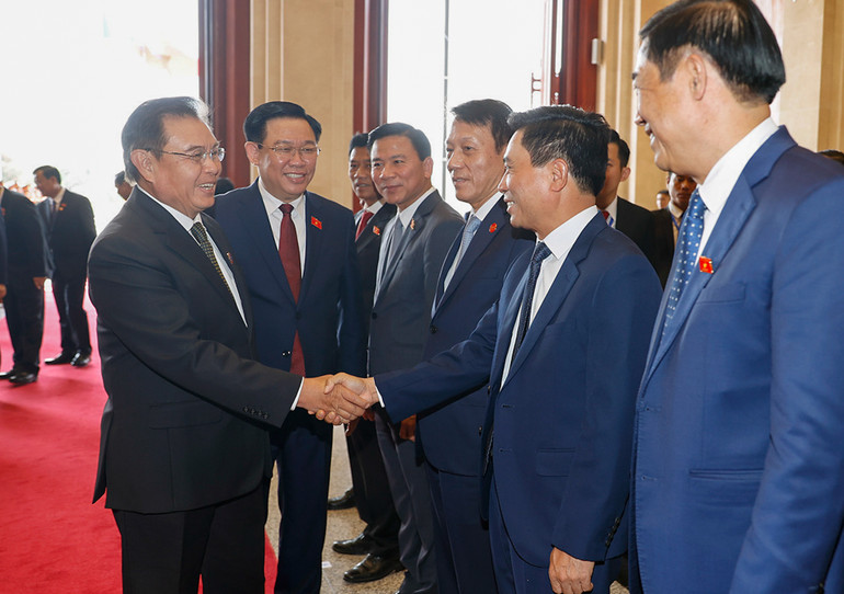 Chủ tịch Quốc hội Vương Đình Huệ giới thiệu với Chủ tịch Quốc hội Lào Saysomphone Phomvihane các thành viên chính thức Đoàn Quốc hội Việt Nam tại Lễ đón.