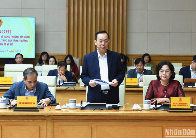 Đại diện lãnh đạo Ngân hàng Nhà nước Việt Nam phát biểu.