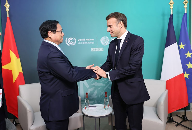 Thủ tướng Phạm Minh Chính gặp Tổng thống Pháp Emmanuel Macron. (Ảnh: TTXVN)