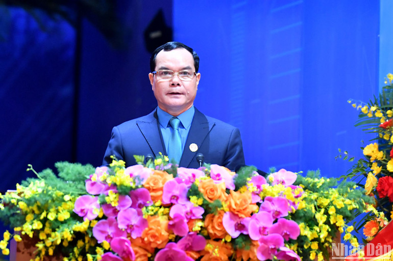 Chủ tịch Tổng Liên đoàn Lao động Việt Nam Nguyễn Đình Khang phát biểu tại đại hội.
