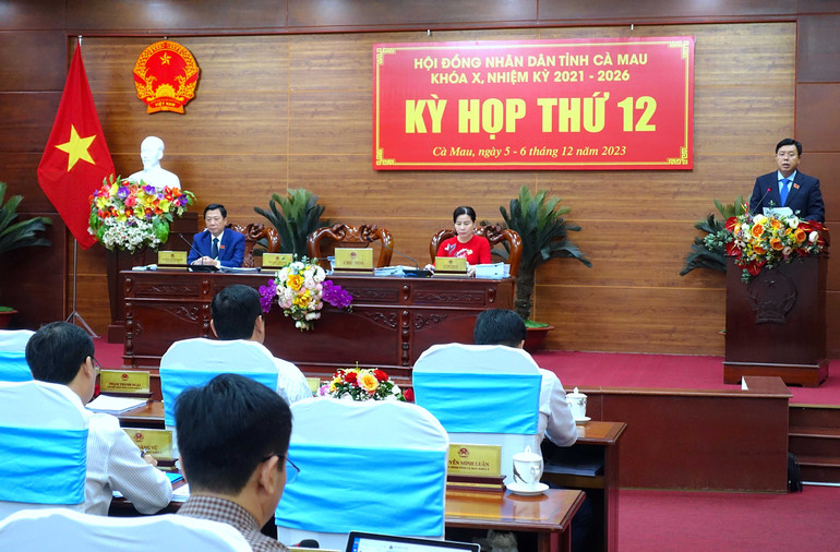 Bí thư Tỉnh ủy, Chủ tịch Hội đồng nhân dân tỉnh Cà Mau (bìa phải) phát biểu bế mạc kỳ họp thứ 12 Hội đồng nhân dân tỉnh.