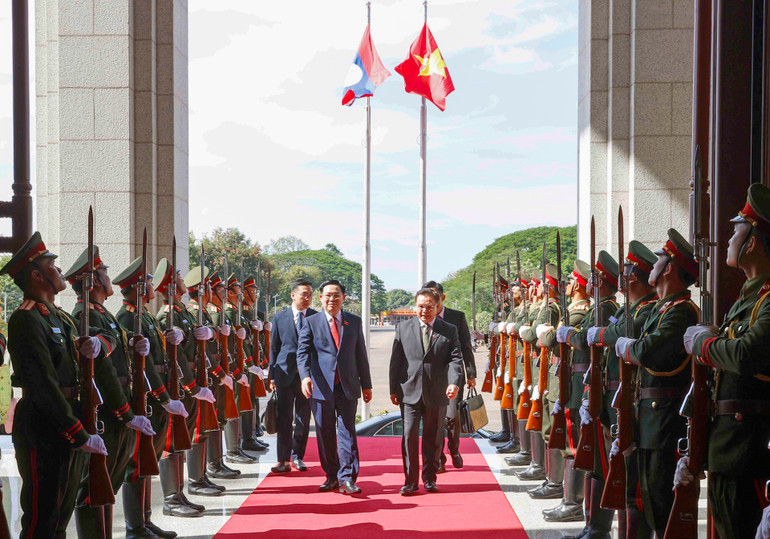 Lễ đón Chủ tịch Quốc hội Vương Đình Huệ tại Nhà Quốc hội Lào.