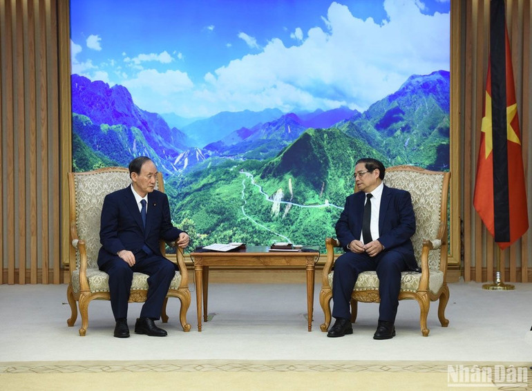 Thủ tướng Phạm Minh Chính tiếp Đặc phái viên của Thủ tướng Nhật Bản, cựu Thủ tướng Suga Yoshihide.