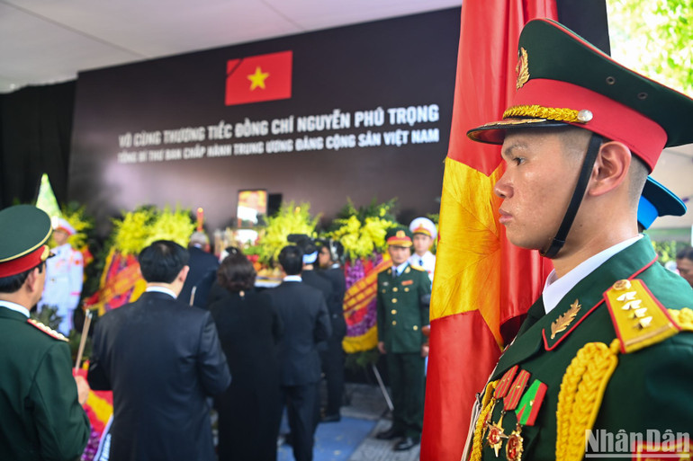 Các đồng chí lãnh đạo, nguyên lãnh đạo Đảng, Nhà nước, đại biểu trong nước và quốc tế thắp hương tiễn biệt Tổng Bí thư Nguyễn Phú Trọng.