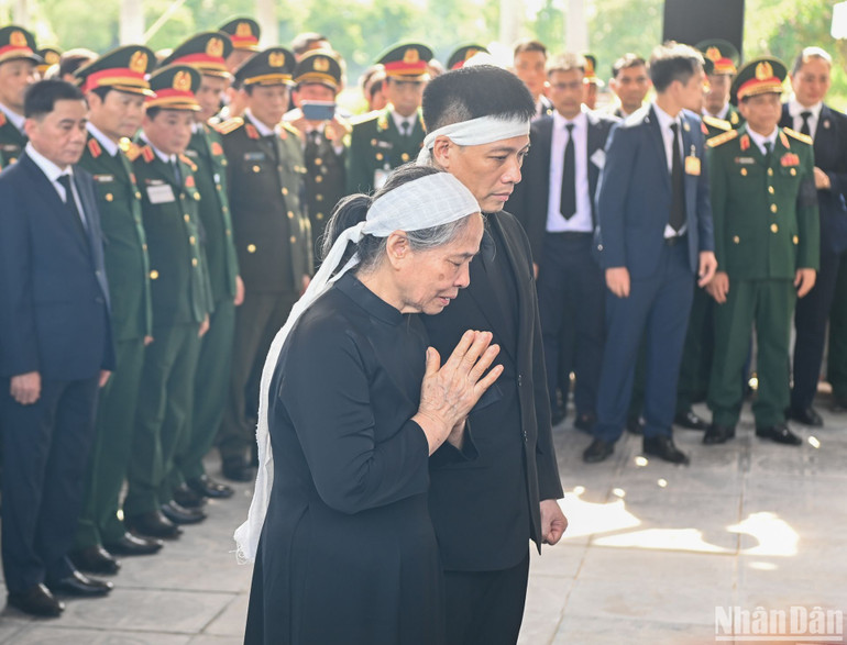 Phu nhân Ngô Thị Mận và gia đình nghẹn ngào tiễn biệt Tổng Bí thư Nguyễn Phú Trọng.