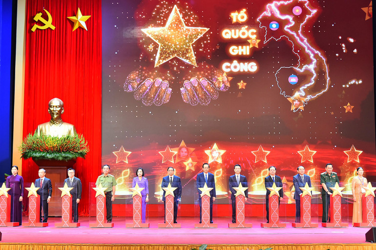 Thủ tướng Phạm Minh Chính và các đồng chí lãnh đạo thực hiện nghi thức kích hoạt chính thức ra mắt Ngân hàng gen (ADN) liệt sĩ chưa xác định được thông tin và thân nhân liệt sĩ.