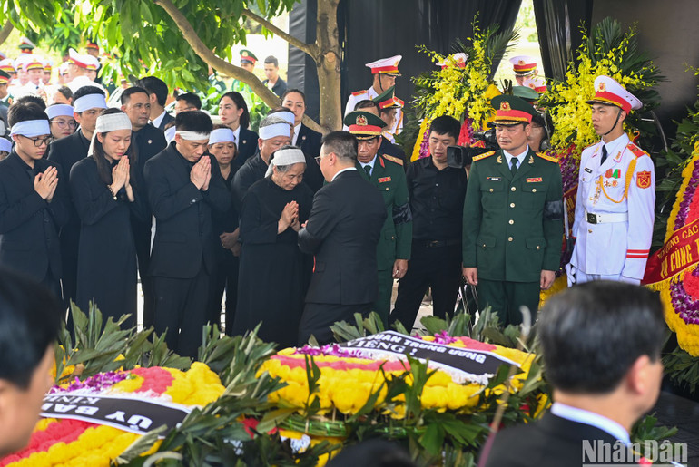 Các đại biểu lần lượt đi vòng quanh mộ để tiễn biệt Tổng Bí thư Nguyễn Phú Trọng.