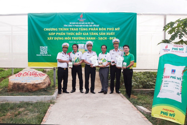 Trao tặng phân bón Phú Mỹ cho cán bộ chiến sĩ Lữ đoàn 162 Vùng 4 Hải quân.