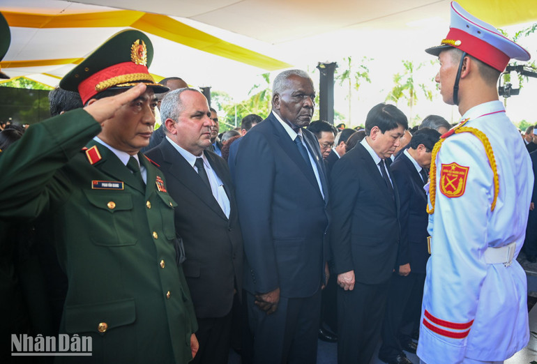 Các đồng chí lãnh đạo, nguyên lãnh đạo Đảng, Nhà nước, đại biểu trong nước và quốc tế mặc niệm Tổng Bí thư Nguyễn Phú Trọng.