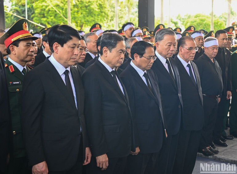 Chủ tịch nước Tô Lâm, nguyên Tổng Bí thư Nông Đức Mạnh, Thủ tướng Chính phủ Phạm Minh Chính, Chủ tịch Quốc hội Trần Thanh Mẫn, Thường trực Ban Bí thư Lương Cường cùng các đại biểu dự lễ an táng.