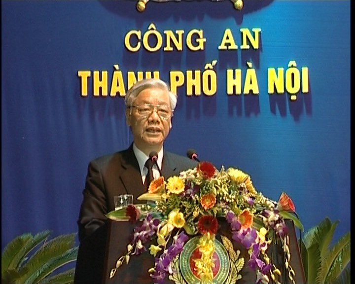 Đồng chí Nguyễn Phú Trọng, Ủy viên Bộ Chính trị, Chủ tịch Quốc hội phát biểu căn dặn cán bộ, chiến sĩ tại Lễ đón nhận Huân chương Sao Vàng của Công an thành phố Hà Nội (năm 2010).