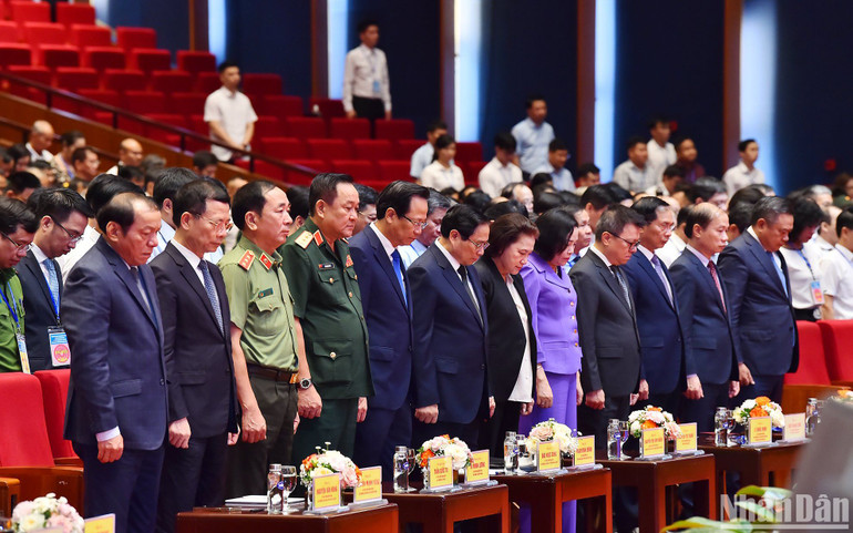 Hội nghị đã dành một phút mặc niệm tưởng nhớ Chủ tịch Hồ Chí Minh, các Anh hùng liệt sĩ, Tổng Bí thư Nguyễn Phú Trọng.