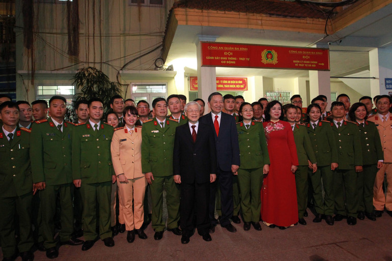 Tổng Bí thư Nguyễn Phú Trọng thăm, chúc Tết cán bộ, chiến sĩ Công an quận Ba Đình năm 2019.