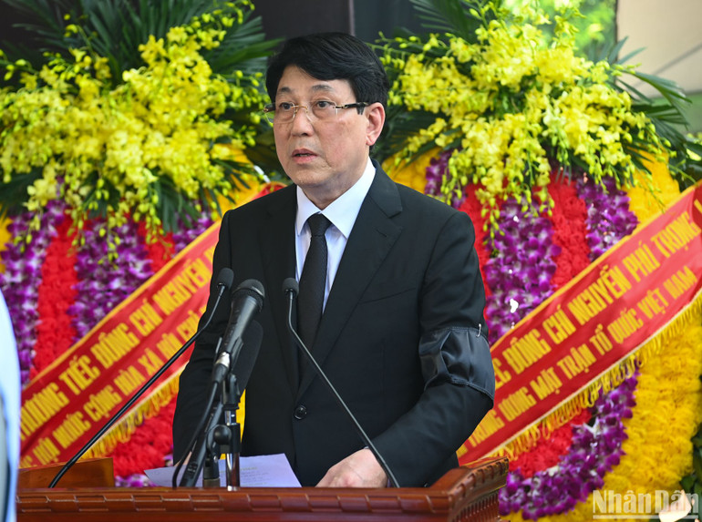 Thường trực Ban Bí thư Lương Cường, Trưởng Ban Tổ chức Lễ tang phát biểu tại lễ an táng.