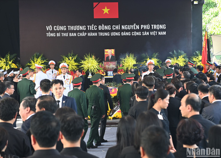 Các đại biểu lần lượt đi vòng quanh mộ để tiễn biệt Tổng Bí thư Nguyễn Phú Trọng.