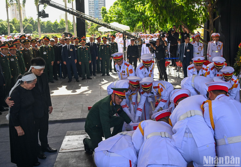 Gia đình cùng các đại biểu chứng kiến Đội nghi lễ tiến hành hạ huyệt linh cữu Tổng Bí thư Nguyễn Phú Trọng.