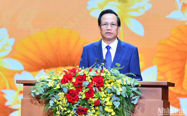Bộ trưởng Lao động-Thương binh và Xã hội Đào Ngọc Dung báo cáo tại Hội nghị.