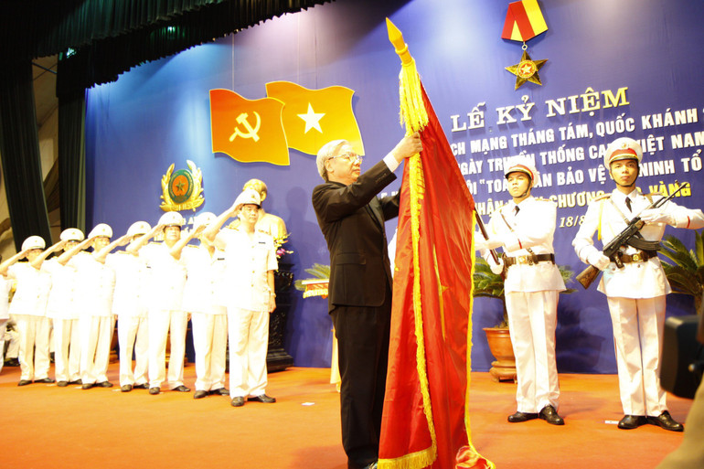 Thay mặt lãnh đạo Đảng, Nhà nước, đồng chí Nguyễn Phú Trọng, Ủy viên Bộ Chính trị, Chủ tịch Quốc hội trao tặng Huân chương Sao Vàng cho Công an Hà Nội (ngày 19/8/2010).